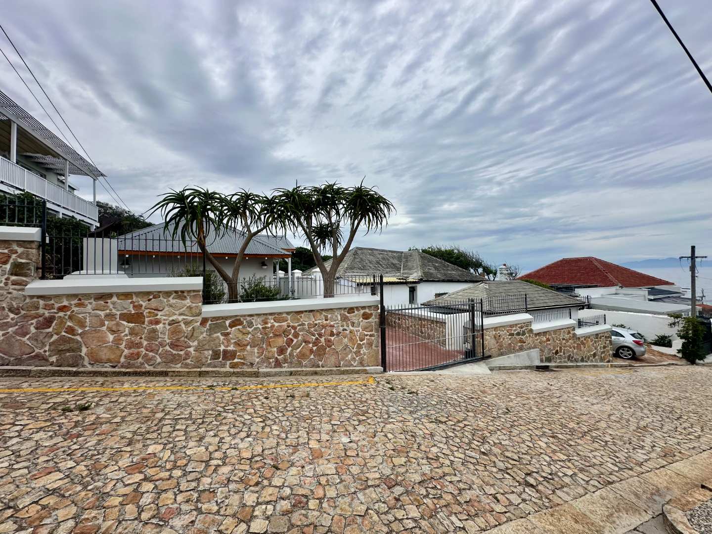 House (Dual-living: Main House + Cottage) · 3 bed · in 4 Behr Road, Kalk Bay, Cape Town